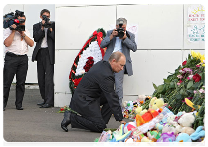 Prime Minister Vladimir Putin laying flowers at the memorial to the victims of the Bulgaria shipwreck