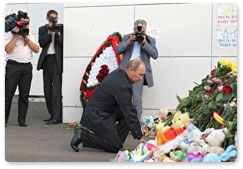Председатель Правительства Российской Федерации В.В.Путин возложил цветы к месту памяти погибших в результате крушения теплохода «Булгария»