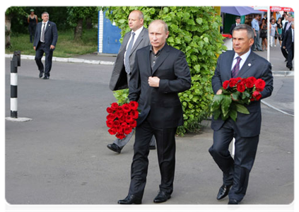 Prime Minister Vladimir Putin laying flowers at the memorial to the victims of the Bulgaria shipwreck