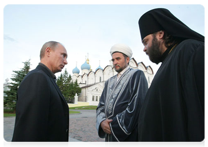 Prime Minister Vladimir Putin meeting with members of Tatarstan’s Muslim and Orthodox clergy, Mufti Ildus Faizov and Father Superior Pitirim of the Monastery of the Holy Virgin