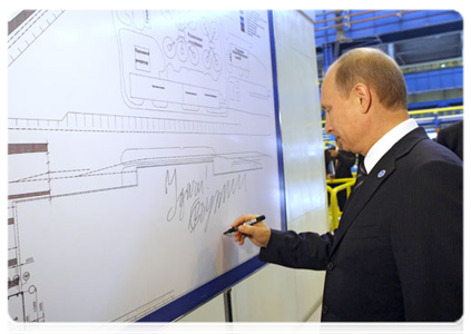 Prime Minister Vladimir Putin visits the Magnitogorsk Iron and Steel Works and commissions the first stage of the Mk 2000 cold-rolling mill