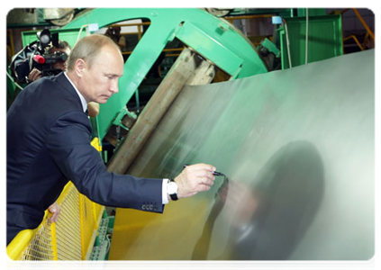 Председатель Правительства Российской Федерации В.В.Путин посетил ОАО «Магнитогорский металлургический комбинат», где принял участие в запуске первой очереди стана-2000 холодной прокатки