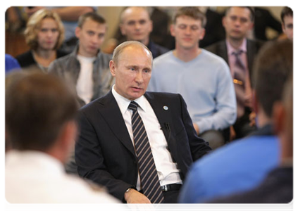 В ходе посещения ОАО «Магнитогорский металлургический комбинат» В.В.Путин побеседовал с  работниками предприятия
