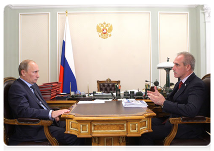 Prime Minister Vladimir Putin talking with Ulyanovsk Region Governor Sergei Morozov
