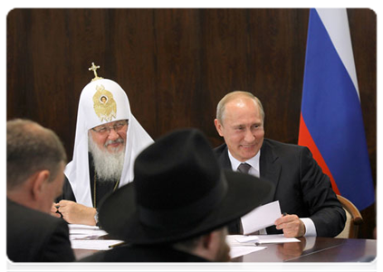 Председатель Правительства Российской Федерации В.В.Путин и Патриарх Московский и всея Руси Кирилл