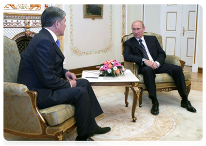 Prime Minister Vladimir Putin with his Kyrgyz counterpart Almazbek Atambayev