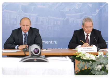 Председатель Правительства Российской Федерации В.В.Путин и министр регионального развития Российской Федерации В.Ф.Басаргин на совещании по развитию малоэтажного строительства
