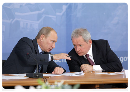 Prime Minister Vladimir Putin and Minister of Regional Development Viktor Basargin at a meeting on low-rise housing construction