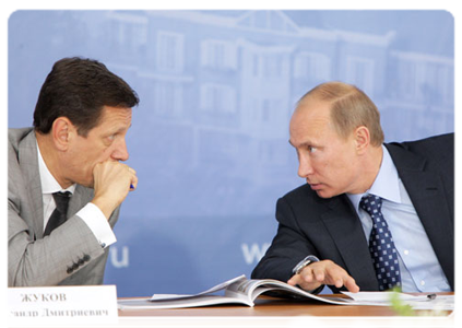 Prime Minister Vladimir Putin and Deputy Prime Minister Alexander Zhukov at a meeting on low-rise housing construction