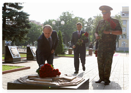 Председатель Правительства Российской Федерации В.В.Путин возложил цветы к мемориалу воинам отдельной дивизии оперативного назначения внутренних войск МВД, погибшим при выполнении служебного долга