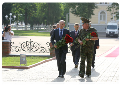 Prime Minister Vladimir Putin laid flowers at the memorial to the soldiers of the independent operational division of the Interior Troops who died in the line of duty