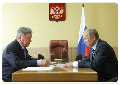 Prime Minister Vladimir Putin at a meeting with Moscow Region Governor Boris Gromov