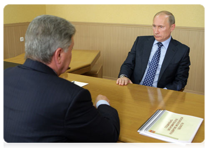 Prime Minister Vladimir Putin at a meeting with Moscow Region Governor Boris Gromov