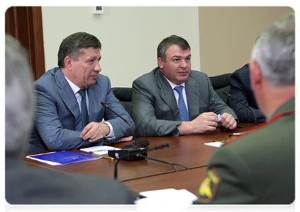 Defence Minister Anatoly Serdyukov and Head of the Federal Space Agency Vladimir Popovkin at a meeting on the issue of defence procurement