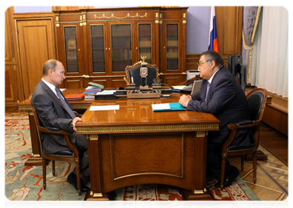 Prime Minister Vladimir Putin at a meeting with Kemerovo Region Governor Aman Tuleyev