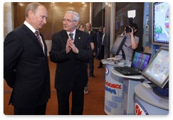Председатель Правительства Российской Федерации В.В.Путин осмотрел в Дубне выставку разработок компаний-резидентов особой экономической зоны, функционирующей на территории наукограда