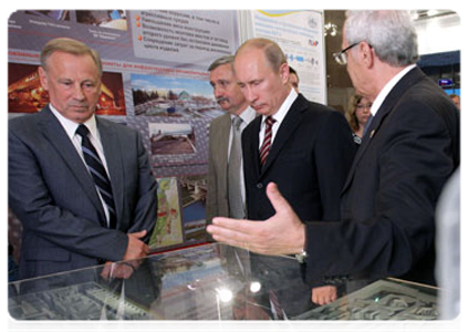 Prime Minister Vladimir Putin visits an expo of the latest developments from companies operating in Dubna’s special economic zone