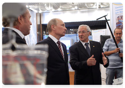 Председатель Правительства Российской Федерации В.В.Путин осмотрел в Дубне выставку разработок компаний-резидентов особой экономической зоны, функционирующей на территории наукограда