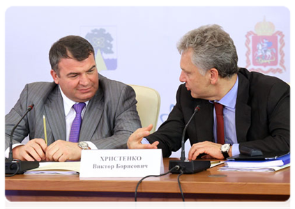 Minister of Defence Anatoly Serdyukov and Minister of Industry and Trade Viktor Khristenko at a session of the Government Commission on High Technology and Innovation in Dubna