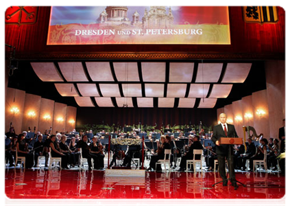 Председатель Правительства Российской Федерации В.В.Путин посетил гала-концерт звёзд мировой оперы, посвящённый 50-летию установления побратимских связей между городом на Неве и Дрезденом