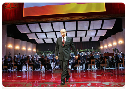 Председатель Правительства Российской Федерации В.В.Путин посетил гала-концерт звёзд мировой оперы, посвящённый 50-летию установления побратимских связей между городом на Неве и Дрезденом