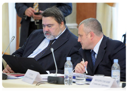Head of the Federal Antimonopoly Service Igor Artemyev and head of the Federal Service for Environmental, Technological, and Nuclear Supervision Nikolai Kutyin at a meeting in Kirishi on Russia’s refining industry and petroleum product market