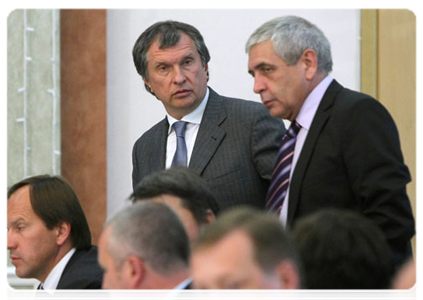 Deputy Prime Minister Igor Sechin and Deputy Minister of Finance Sergei Shatalov at a meeting in Kirishi on Russia’s refining industry and petroleum product market