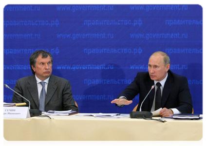 Prime Minister Vladimir Putin and Deputy Prime Minister Igor Sechin at a meeting in Kirishi on Russia’s refining industry and petroleum product market