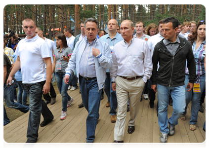 Председатель Правительства Российской Федерации В.В.Путин осмотрел стенды и пообщался с участниками молодёжного лагеря «Селигер-2011»