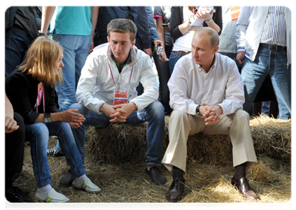 Председатель Правительства Российской Федерации В.В.Путин осмотрел стенды и пообщался с участниками молодёжного лагеря «Селигер-2011»