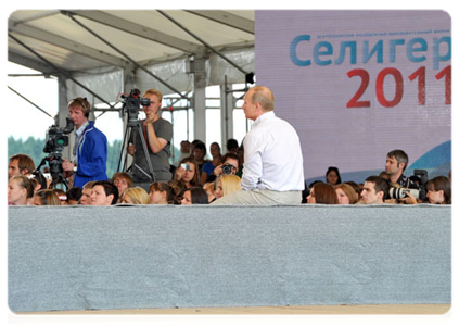Prime Minister Vladimir Putin speaks with participants of the Seliger-2011 youth educational forum