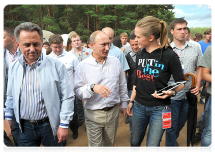 Prime Minister Vladimir Putin speaks with participants of the Seliger-2011 youth educational forum
