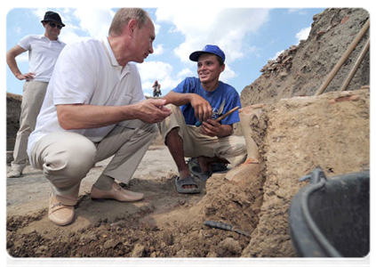 Председатель Правительства Российской Федерации В.В.Путин посетил лагерь археологов на Таманском полуострове, где ведутся раскопки уникального древнегреческого города Фанагории