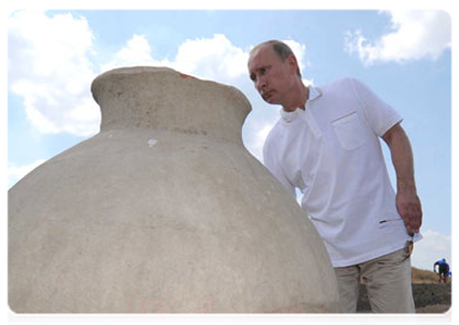 Председатель Правительства Российской Федерации В.В.Путин посетил лагерь археологов на Таманском полуострове, где ведутся раскопки уникального древнегреческого города Фанагории