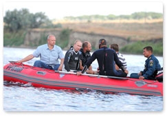 После посещения лагеря археологов В.В.Путин опустился с аквалангом на дно Таманского залива
