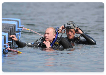 После посещения лагеря археологов В.В.Путин опустился с аквалангом на дно Таманского залива