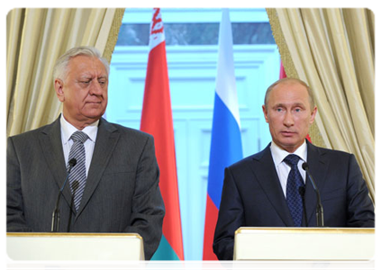 Vladimir Putin and Mikhail Myasnikovich holding a joint news conference following a meeting of the Council of Ministers of the Union State