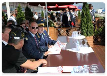 Председатель Правительства Российской Федерации В.В.Путин во время посещения «МАКС-2011» понаблюдал за демонстрационными полётами пилотажных групп