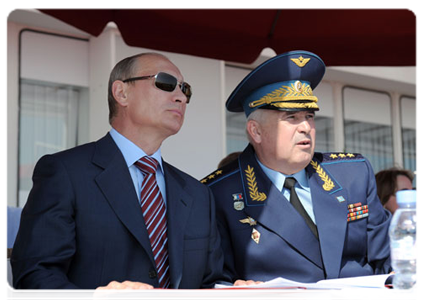 Председатель Правительства Российской Федерации В.В.Путин и главнокомандующий Военно-воздушными силами Российской Федерации генерал-полковник А.Н.Зелин