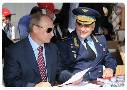 Председатель Правительства Российской Федерации В.В.Путин и главнокомандующий Военно-воздушными силами Российской Федерации генерал-полковник А.Н.Зелин