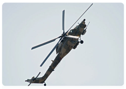Новый отечественный боевой вертолёт Ми-28 Н «Ночной охотник» во время демонстрационных полётов