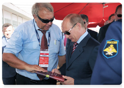 Председатель Правительства Российской Федерации В.В.Путин во время посещения «МАКС-2011»