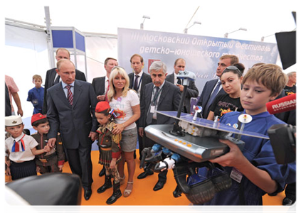 Председатель Правительства Российской Федерации В.В.Путин посетил павильон, где представлена экспозиция московского открытого фестиваля детско-юношеского творчества под названием «От винта»