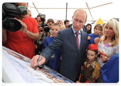 Председатель Правительства Российской Федерации В.В.Путин во время посещения павильона московского открытого фестиваля детско-юношеского творчества «От винта»