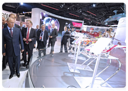 Председатель Правительства Российской Федерации В.В.Путин ознакомился с новейшими разработками российских и зарубежных производителей авиационно-космической техники, представленными на «МАКС-2011»