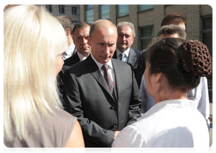 After the visit to Smolensk’s regional clinical hospital, Prime Minister Vladimir Putin spoke with residents of the city