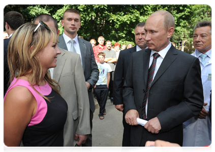 После осмотра Смоленской областной клинической больницы В.В.Путин пообщался с жителями города