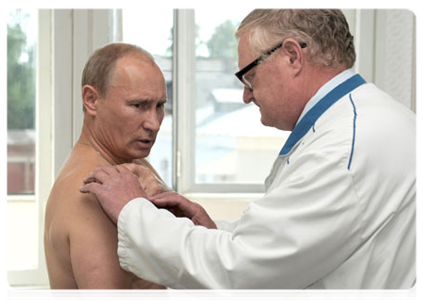 При посещении больницы В.В.Путин получил консультацию местного врача по поводу повреждённого во время тренировок плеча