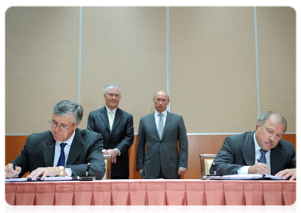 At the end of the meeting, an agreement on strategic cooperation between Rosneft and ExxonMobil was signed in the presence of Prime Minister Vladimir Putin