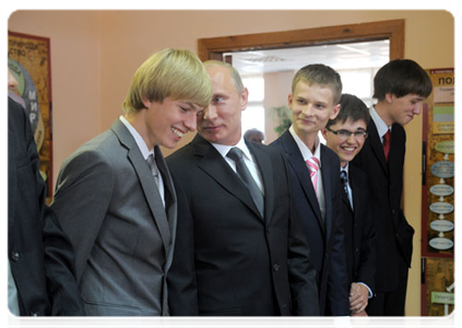 В ходе посещения средней школы в Подольске Председатель Правительства Российской Федерации В.В.Путин принял участие в уроке обществознания для учеников 11-го класса
